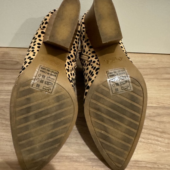 🐆🦁Qupid BOOTIES.                                              Animal Print. - Picture 6 of 7